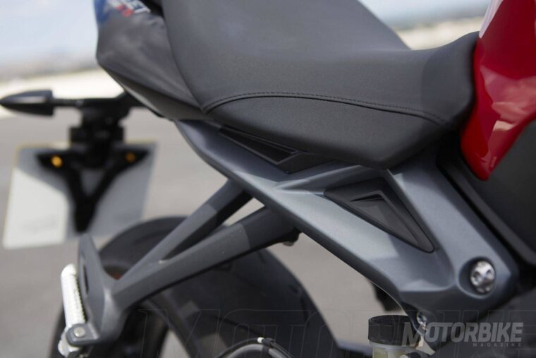 Triumph-Street-Triple_16
