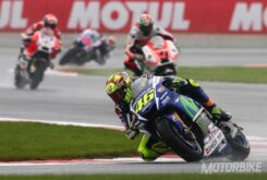MotoGP Silverstone 2015: Valentino Rossi baila sobre la lluvia y recupera el liderato 7 Valentino Rossi - Motorbike Magazine