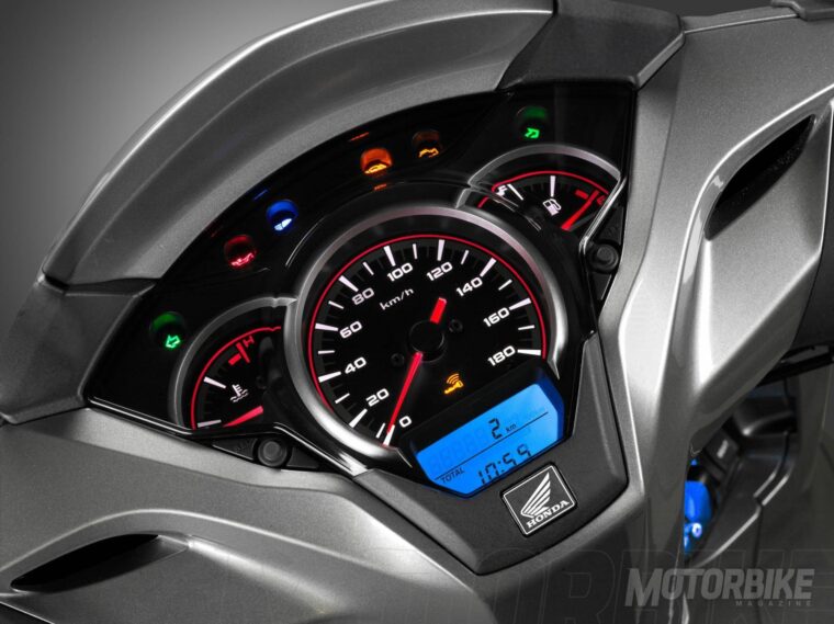 SH300i_Scooter_2015_013