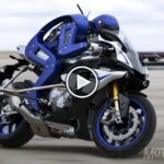 MOTOBOT Ver.1: Yamaha presenta un robot que pilota de manera autónoma.