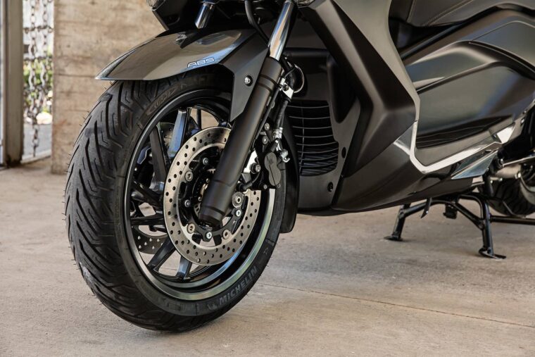 Yamaha-XMAX-400_14
