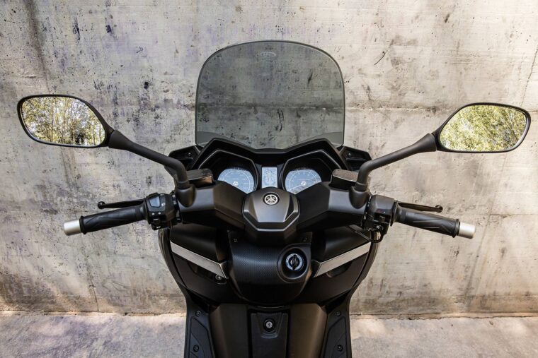 Yamaha-XMAX-400_17