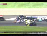Aparatosa caída provoca la bandera roja en la salida de Moto2 13 Caida Salida Moto2 Valencia 2015 14