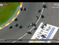 Aparatosa caída provoca la bandera roja en la salida de Moto2 8 Caida Salida Moto2 Valencia 2015 7