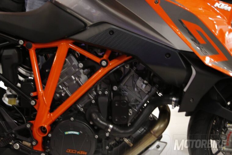 KTM-1290-Super-Duke-GT-2016_1