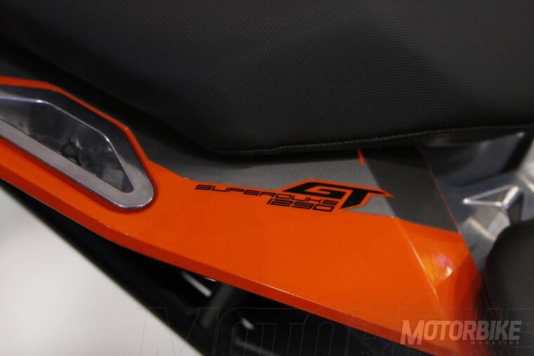 KTM-1290-Super-Duke-GT-2016_2