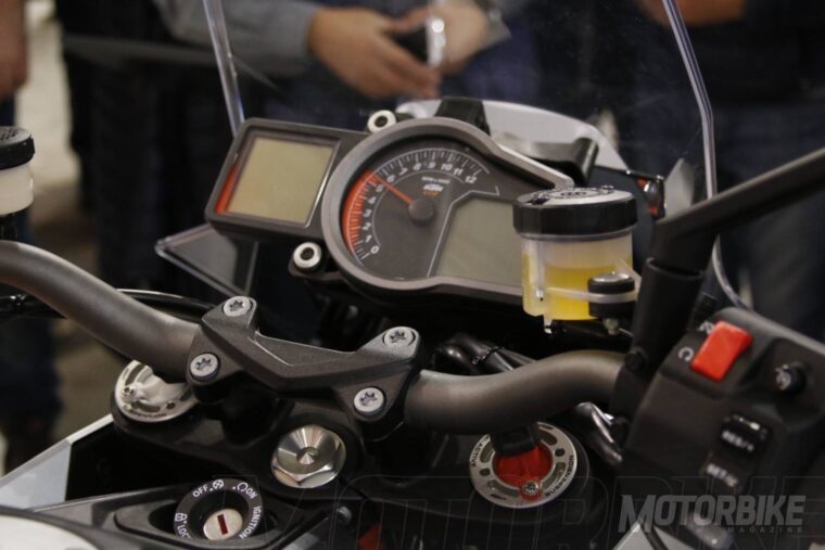 KTM-1290-Super-Duke-GT-2016_3