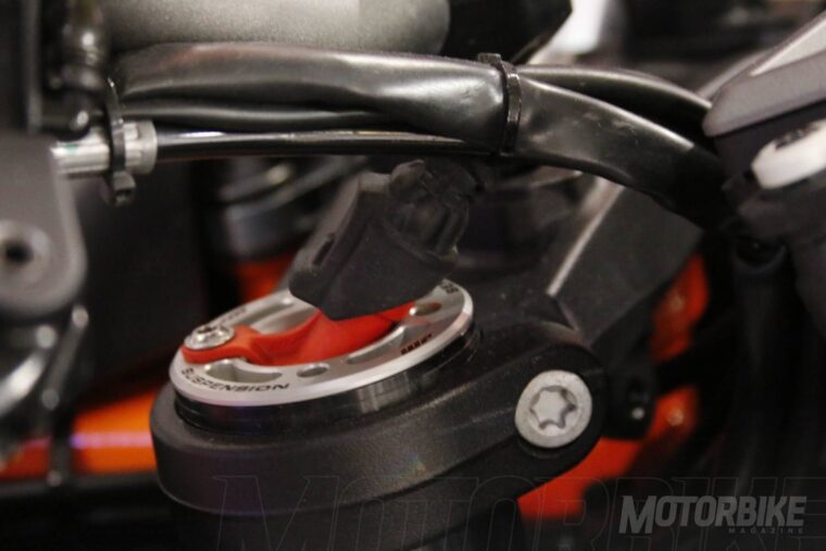 KTM-1290-Super-Duke-GT-2016_4