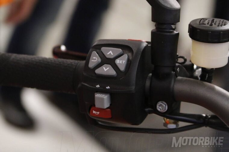 KTM-1290-Super-Duke-GT-2016_5