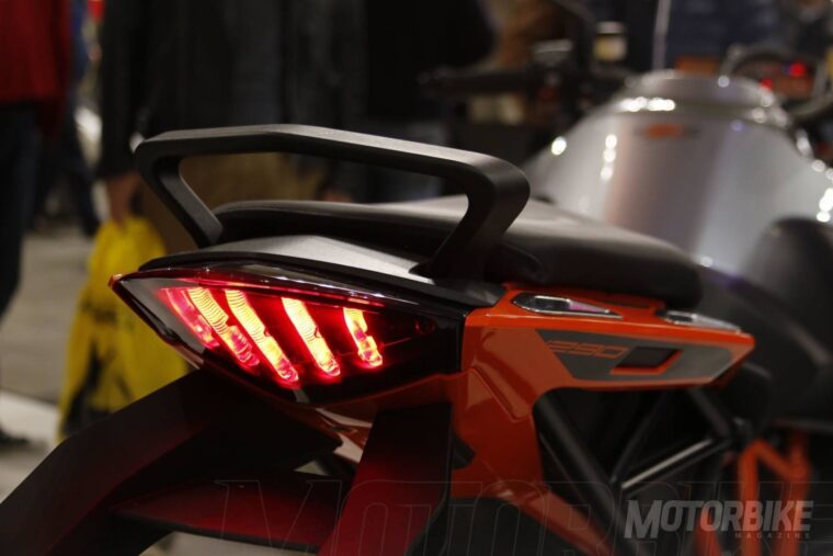 KTM-1290-Super-Duke-GT-2016_6