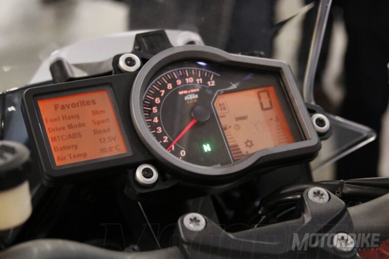 KTM-1290-Super-Duke-GT-2016_7