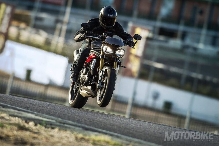 Triumph Speed Triple R 2016: más mortífera que nunca 3 Triumph Speed Triple R 2016 3