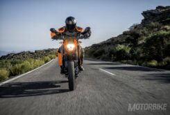 BikeLeaks. KTM E-Duke: Fotos espía de una futura moto eléctrica 25 690 DUKE Action 04