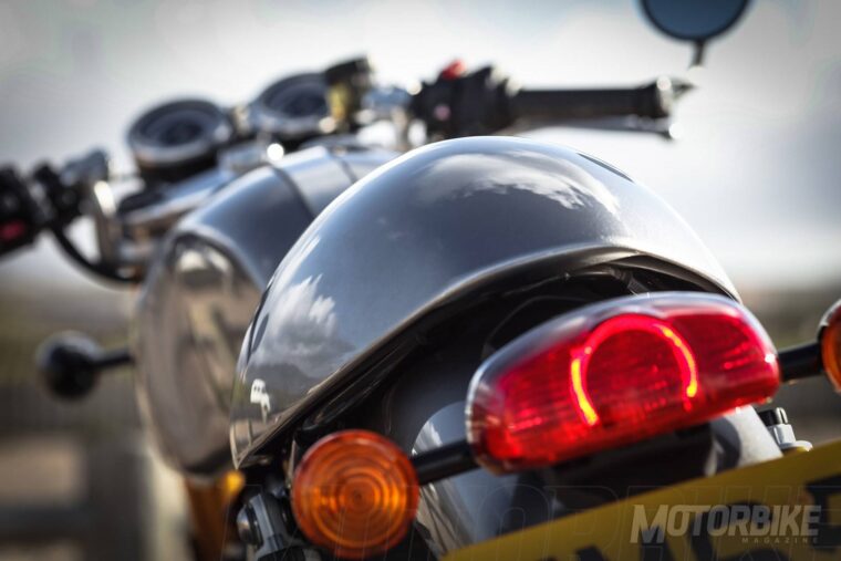 Triumph Thruxto R 2016 007