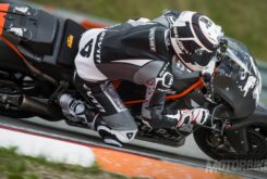 KTM rueda en Brno con la RC16 de MotoGP 32 KTM MotoGP
