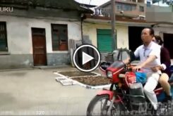 Hombre ciego llevando una moto 00