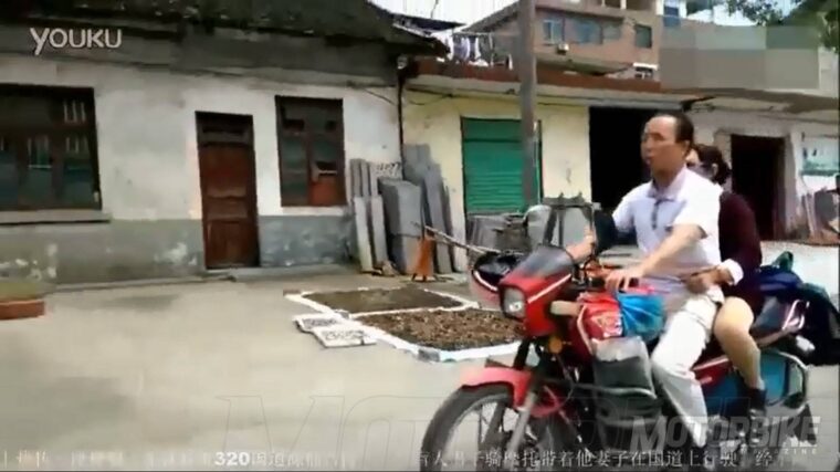 Hombre ciego llevando una moto 02