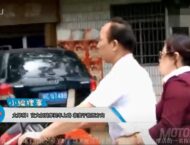 Hombre ciego llevando una moto 03