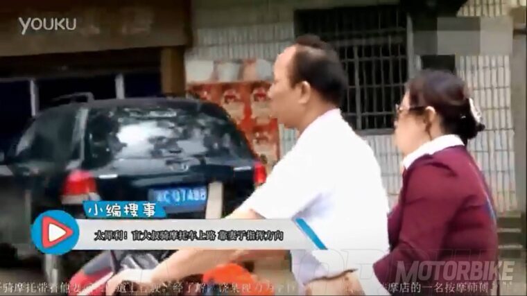 Hombre ciego llevando una moto 03