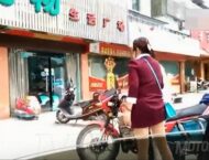 Hombre ciego llevando una moto 04