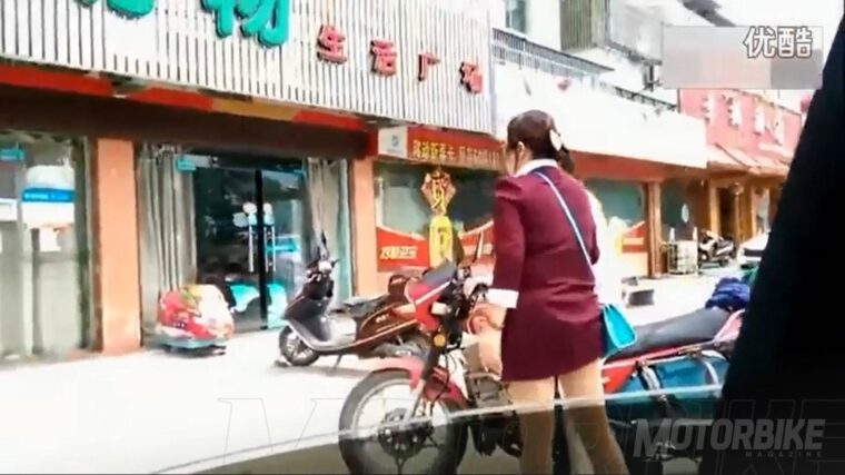 Hombre ciego llevando una moto 04