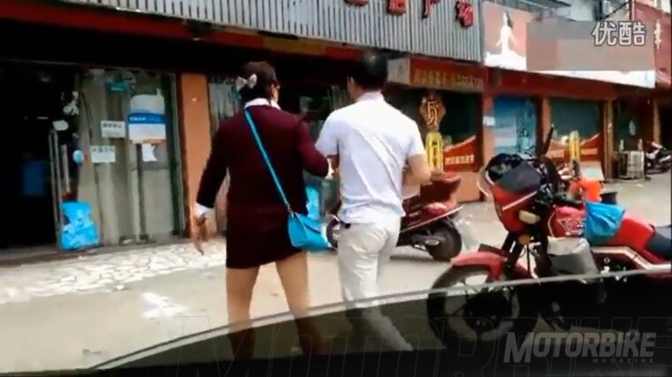 Hombre ciego llevando una moto 05