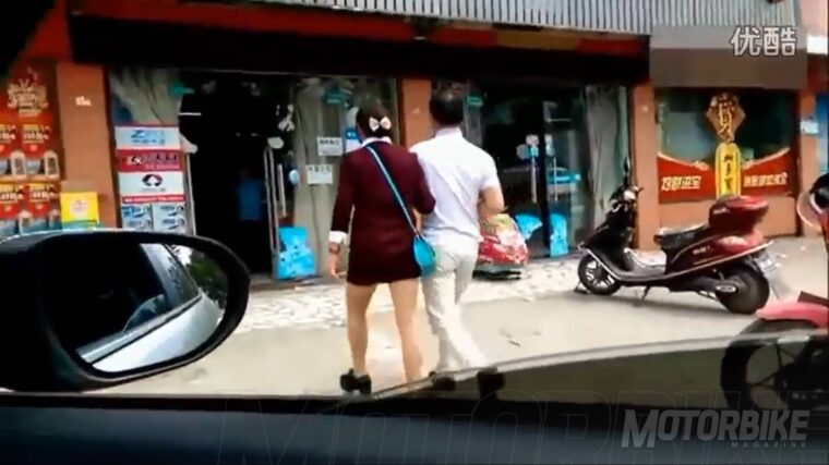 Hombre ciego llevando una moto 06