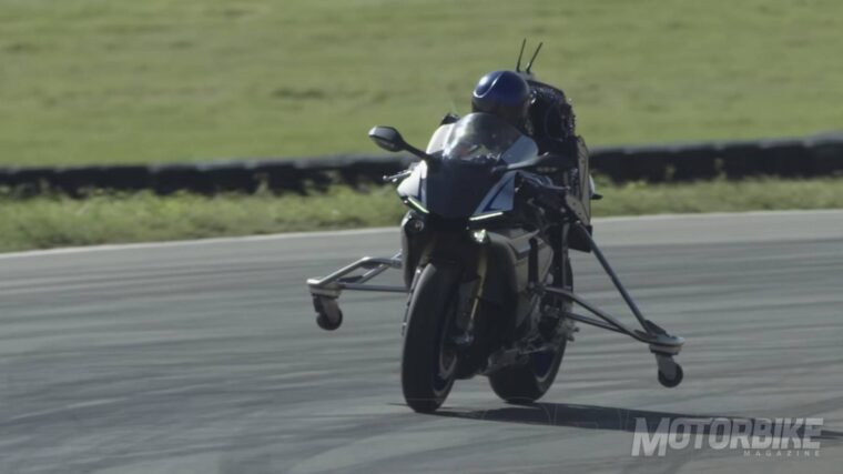 Valentino-Rossi-Motobot-03