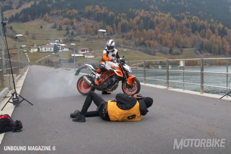 Video KTM Super Duke vs Avion Red-Bull 06