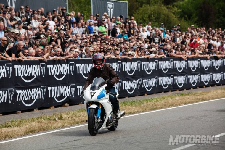carl-fogarty-triumph-thruxton-10