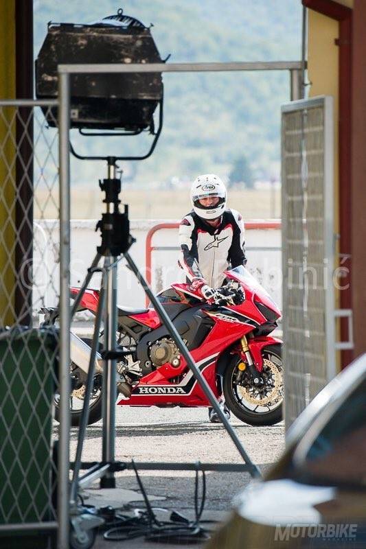 BikeLeaks. Honda CBR1000RR Fireblade 2017: Fotos espía en circuito 3 honda cbr1000rr 2017 leaked