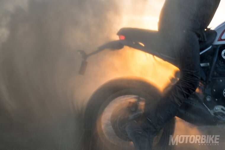 ducati-scrambler-desert-sled-2017_01