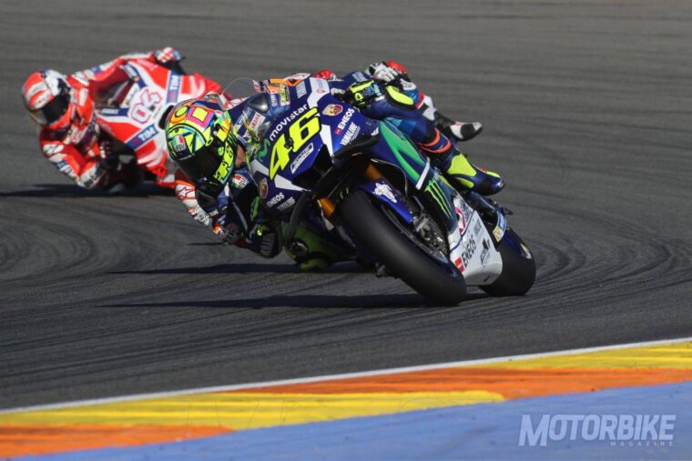 Valentino Rossi, sobre su incidente con una aficionada en el paddock: «Pido disculpas a la señora, espero que esté bien» 2 valentino rossi motogp valencia 2016 carrera 01