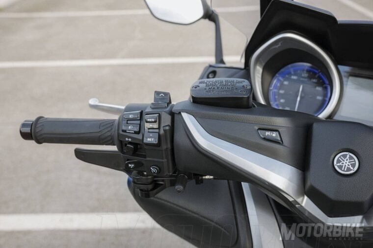 yamaha-tmax-dx-2017-17