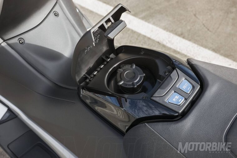 yamaha-tmax-dx-2017-30