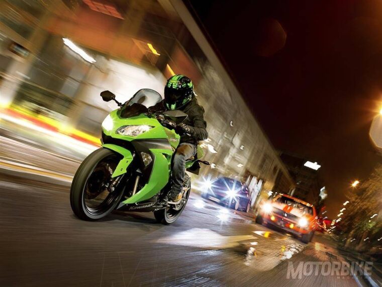 kawasaki-ninja-300-2015-04