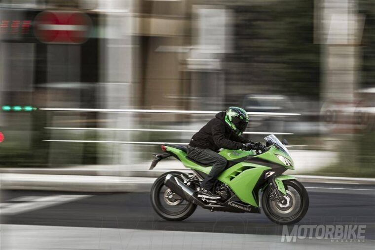 kawasaki-ninja-300-2015-07