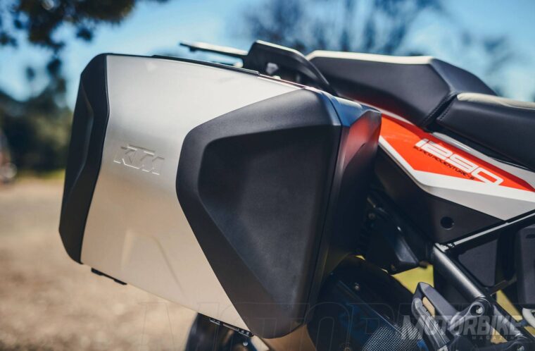 KTM-1290-Super-Adventure-S-2017-008