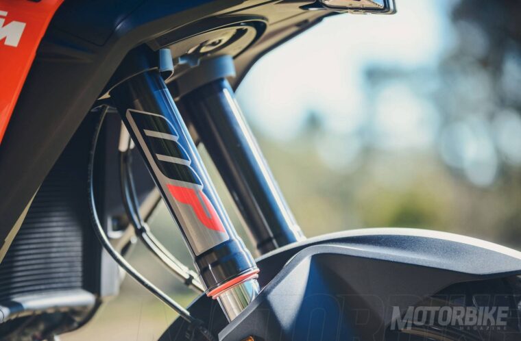 KTM-1290-Super-Adventure-S-2017-021