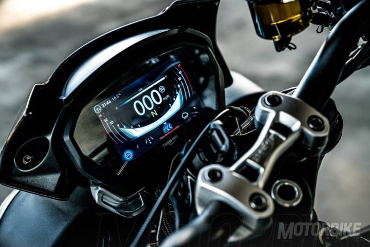 Triumph y Bajaj unen fuerzas para crear nuevas motos de media cilindrada 3 Prueba Triumph Street Triple 2017Cuadro instrumentos