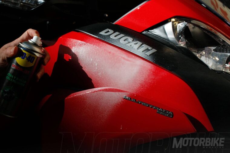 Top10. Cómo ahorrar dinero en el mantenimiento de tu moto: 10 consejos 12 WD 40 Motorbike Magazine cera brillo 06