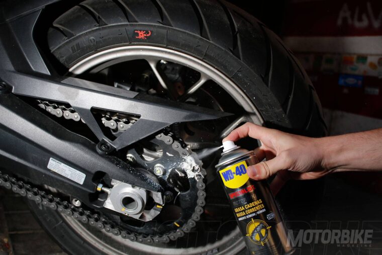 Top10. Cómo ahorrar dinero en el mantenimiento de tu moto: 10 consejos 3 WD 40 Motorbike Magazine grasa cadenas 03