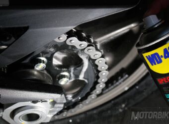 Top10. Cómo ahorrar dinero en el mantenimiento de tu moto: 10 consejos 5 WD 40 Motorbike Magazine lubricante cadenas 10