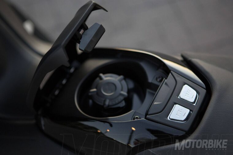 Yamaha-TMAX-DX-2017-013