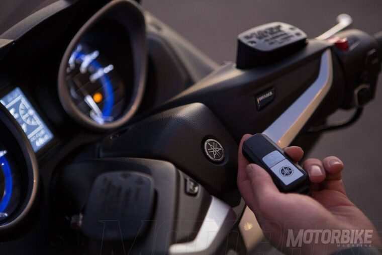 Yamaha-TMAX-DX-2017-015