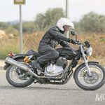 BikeLeaks. Nuevas Royal Enfield 750: Variantes roadster y cafe-racer 2 BikeLeaks. Royal Enfield Continental GT 750: Fotos espía