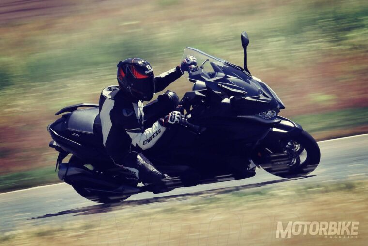 Comparativa Yamaha TMAX SX 2017 vs KYMCO AK 550 2017