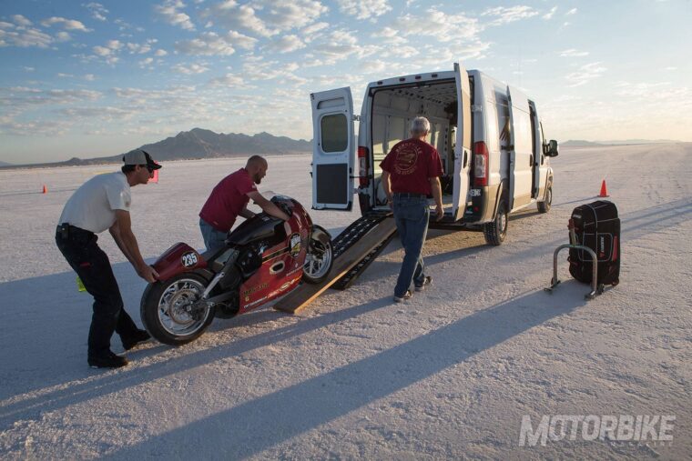 Indian honra a la figura de Burt Munro con un nuevo récord de velocidad 50 años después 8 Indian Spirit of Burt Munro 01