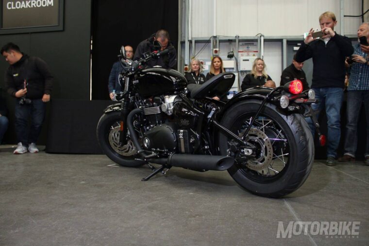 Triumph Bonneville Bobber Black 2018 04