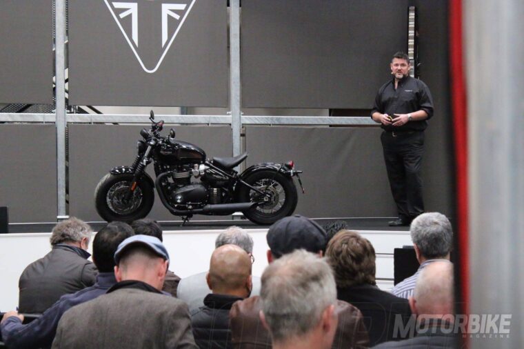 Triumph-Bonneville-Bobber-Black-2018-14